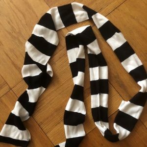 Black and white stripe scarf